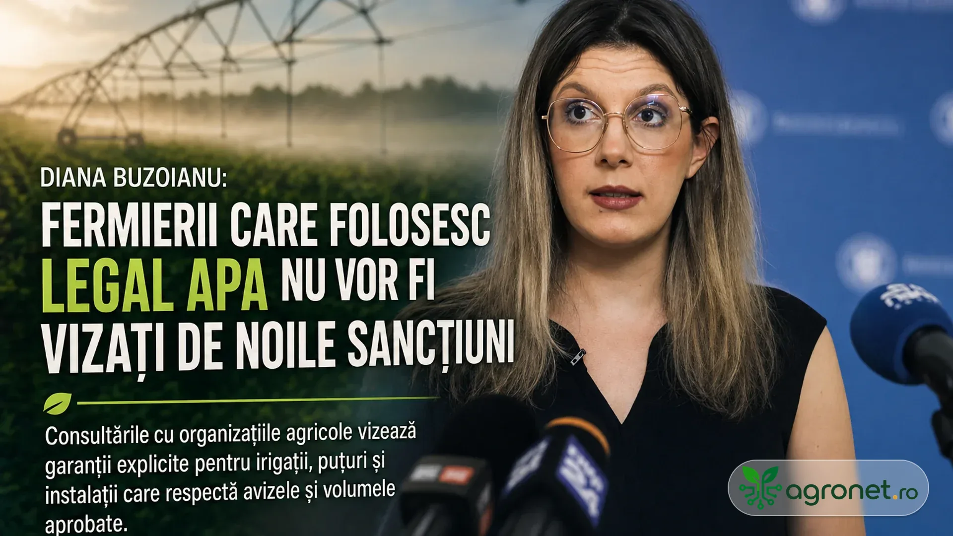 Femeie la pupitru de presă, cu microfoane în față, lângă o grafică cu sistem de irigații pe un câmp.