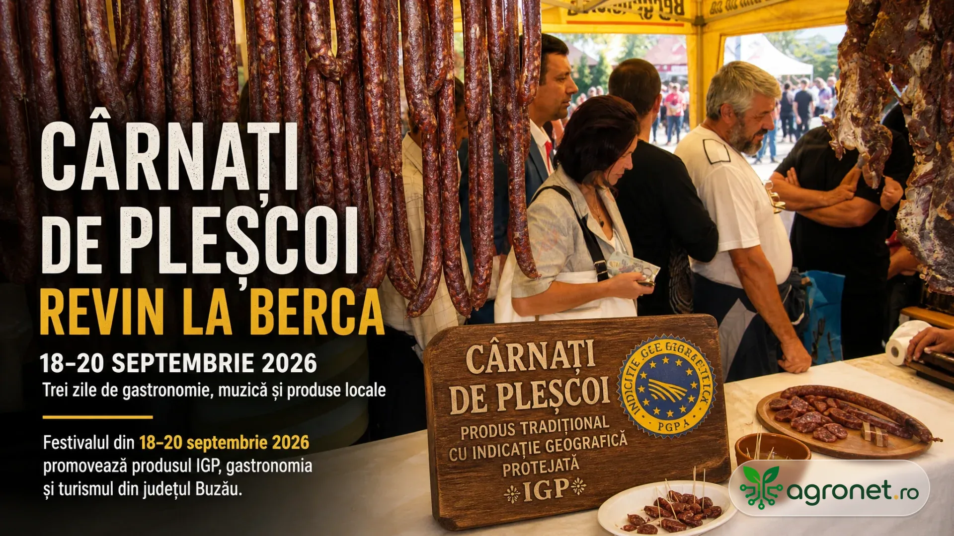 Cârnați afumați agățați la un stand de târg, cu persoane lângă o masă cu produse tradiționale.