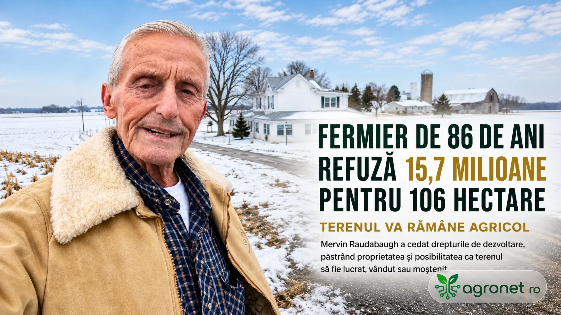 Bărbat în vârstă lângă câmpuri acoperite parțial cu zăpadă, cu o casă de fermă și anexe agricole în fundal.