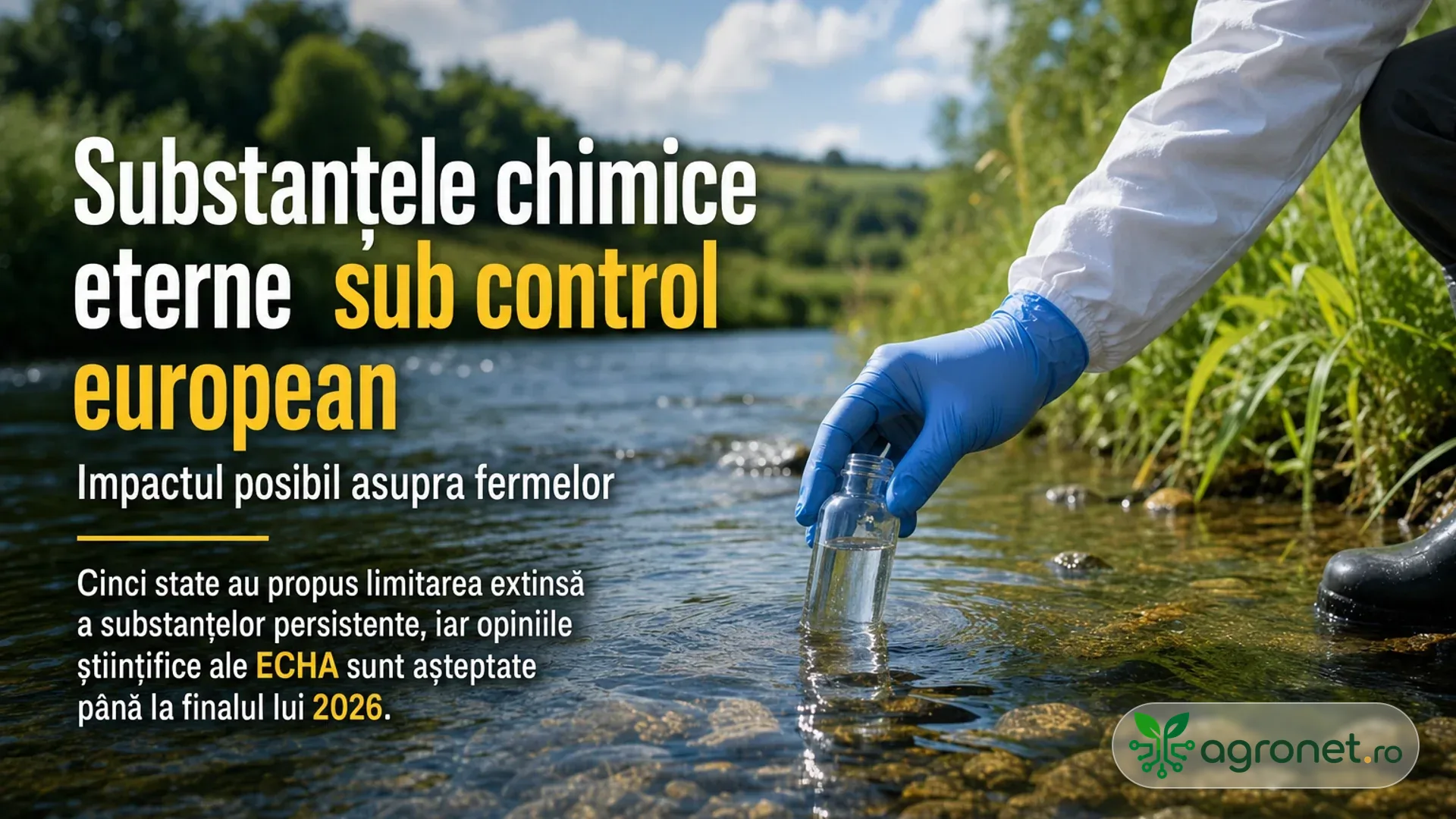 O persoană cu mănuși albastre colectează apă într-un recipient de sticlă dintr-un curs de apă, lângă vegetație de mal.