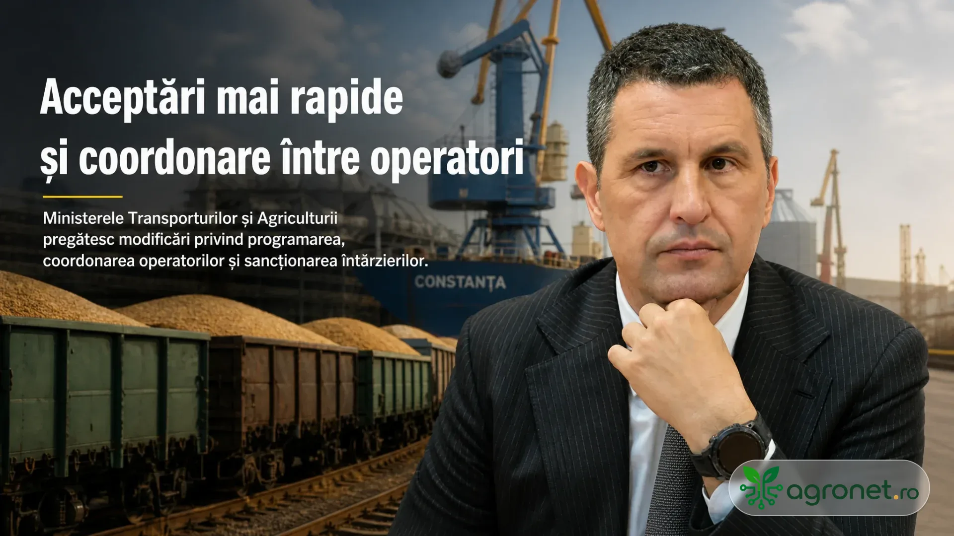Bărbat în costum în prim-plan, cu vagoane încărcate cu cereale, navă și macarale portuare pe fundal.