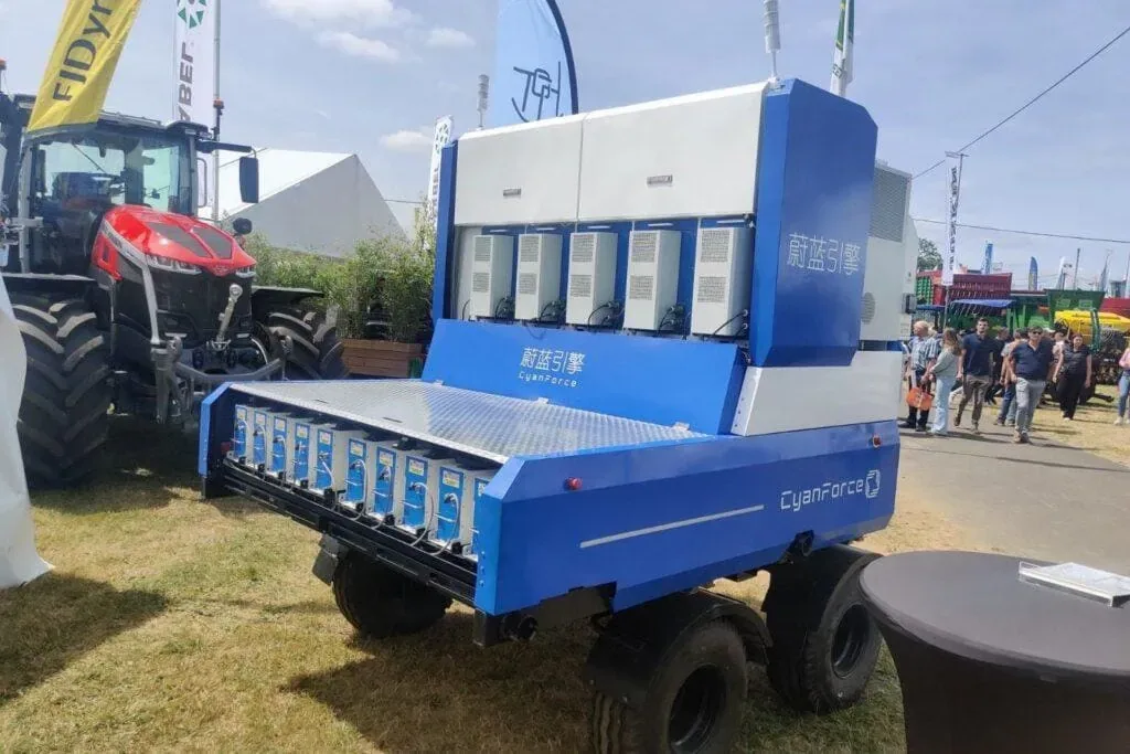 Utilaj albastru CyanForce de plivit cu laser, expus lângă un tractor