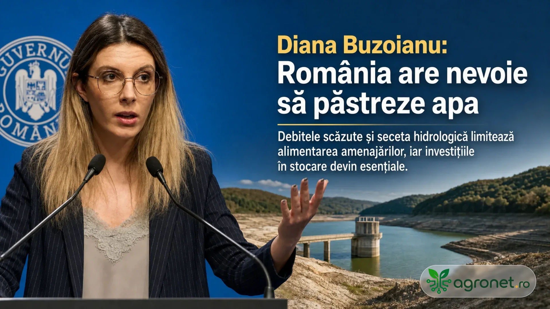 Femeie la pupitru, cu microfoane, alături de o reprezentare a unui lac de acumulare cu nivel scăzut al apei.