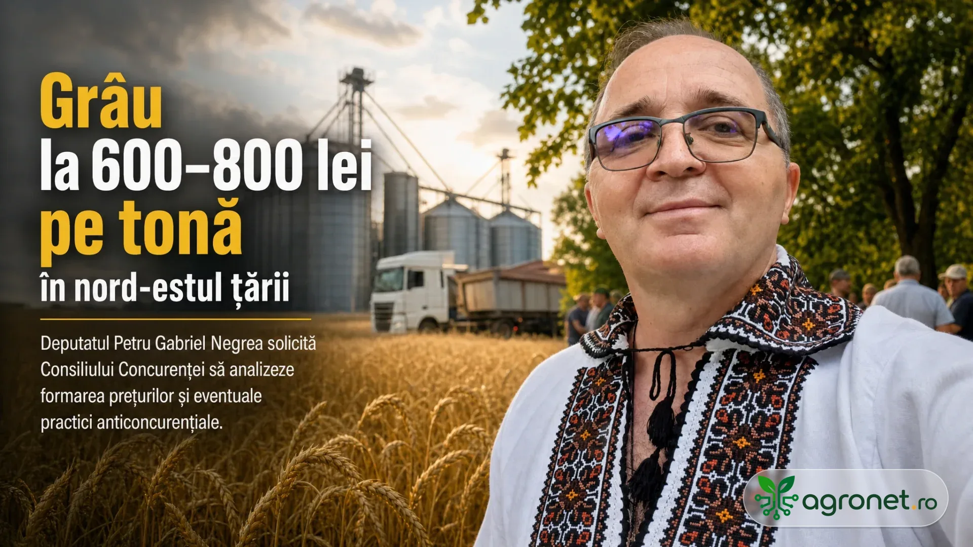 Bărbat cu ochelari în fața unui câmp de grâu, cu silozuri și un camion în fundal.