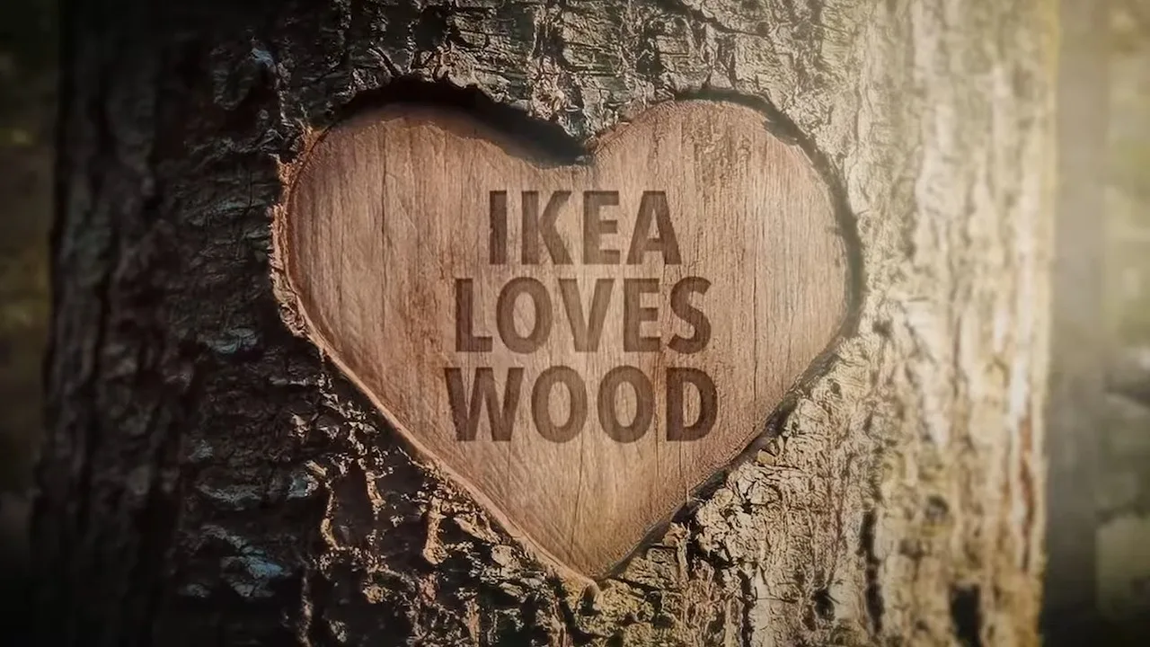 Inscripția „IKEA LOVES WOOD” într-o inimă sculptată pe scoarța unui copac