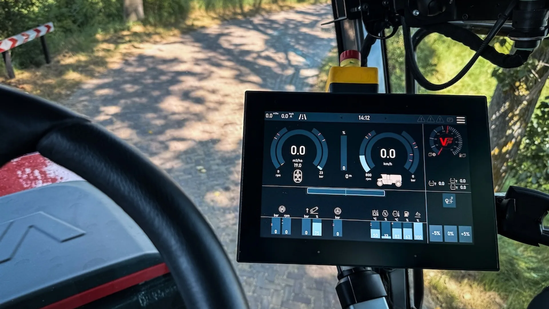 Ecran de control în cabina utilajului, cu valori de lucru