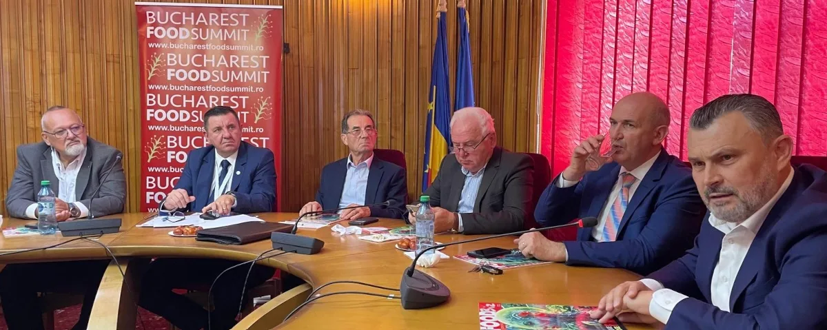 Panel de vorbitori la BucharestFoodSummit, așezați la masa de conferință