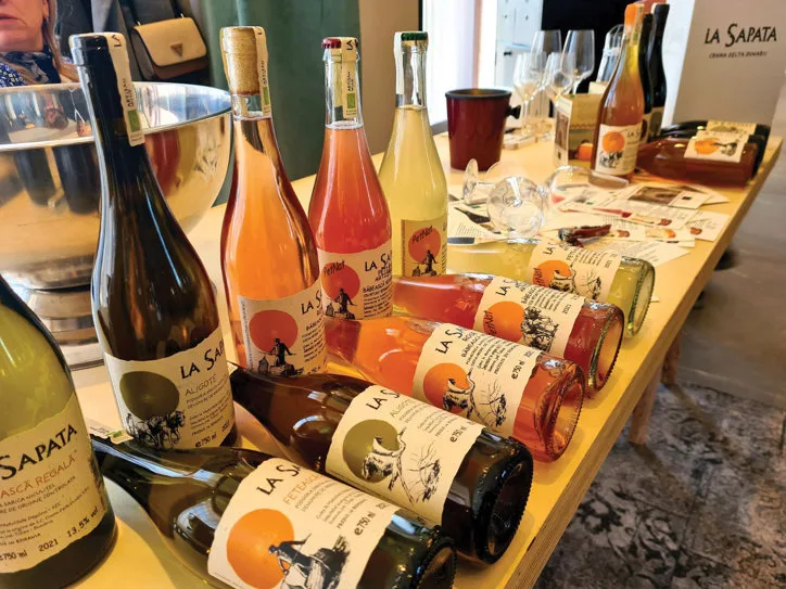 Sticle de vin La Sapata expuse pe o masă de degustare
