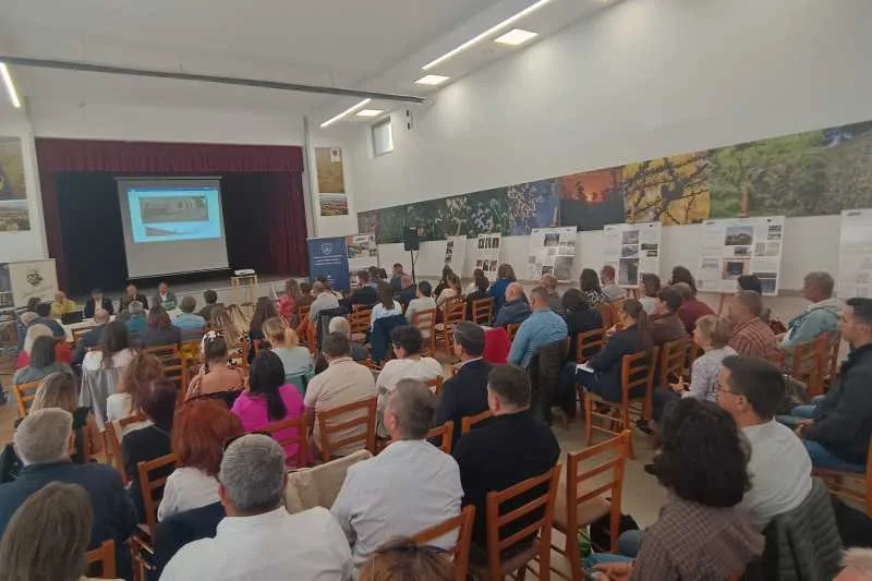 Participanți la conferință într-o sală decorată cu panouri despre patrimoniu rural