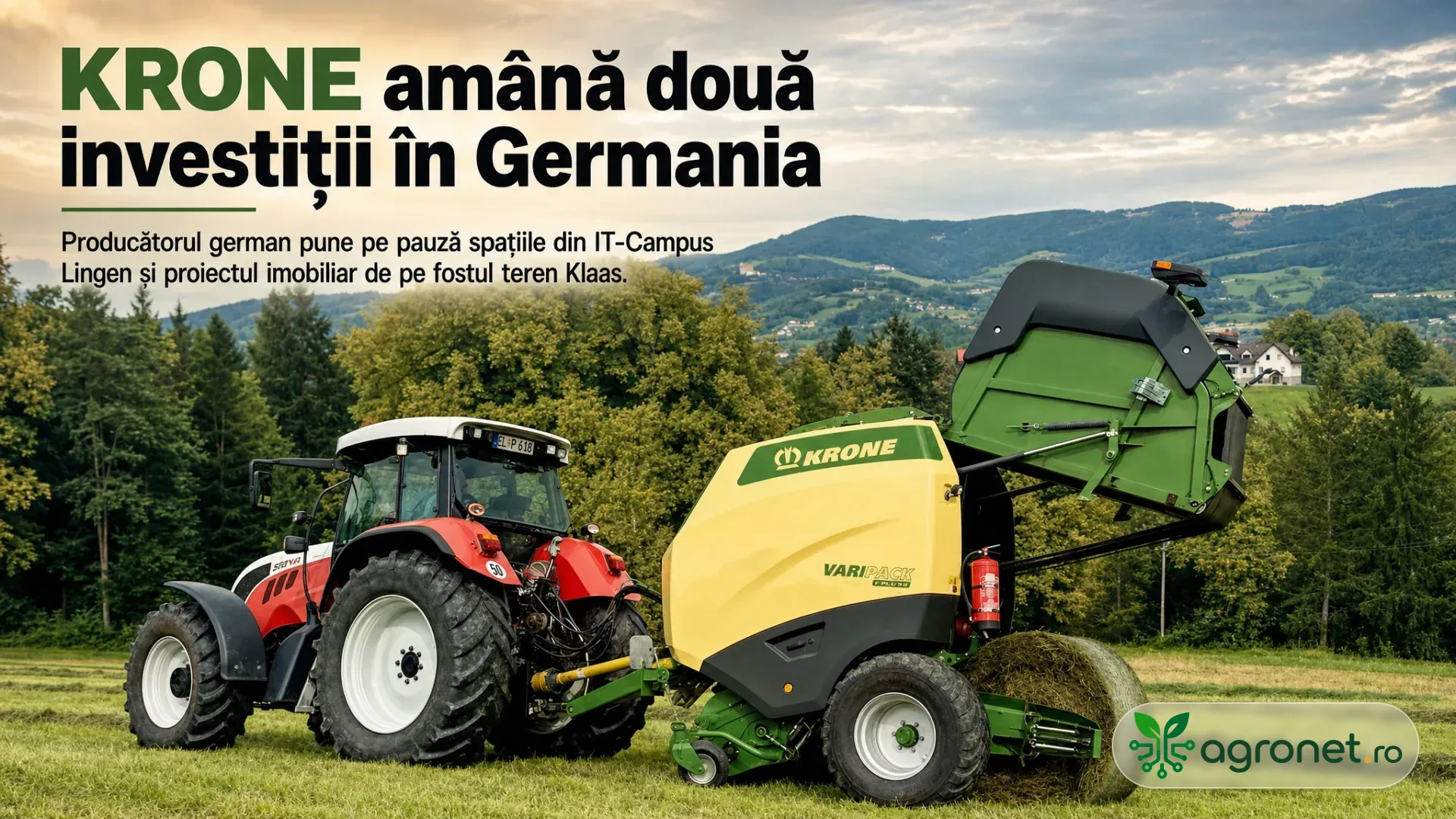 Tractor roșu care tractează o presă de balotat verde și galbenă pe o pajiște, cu dealuri și pădure în fundal.