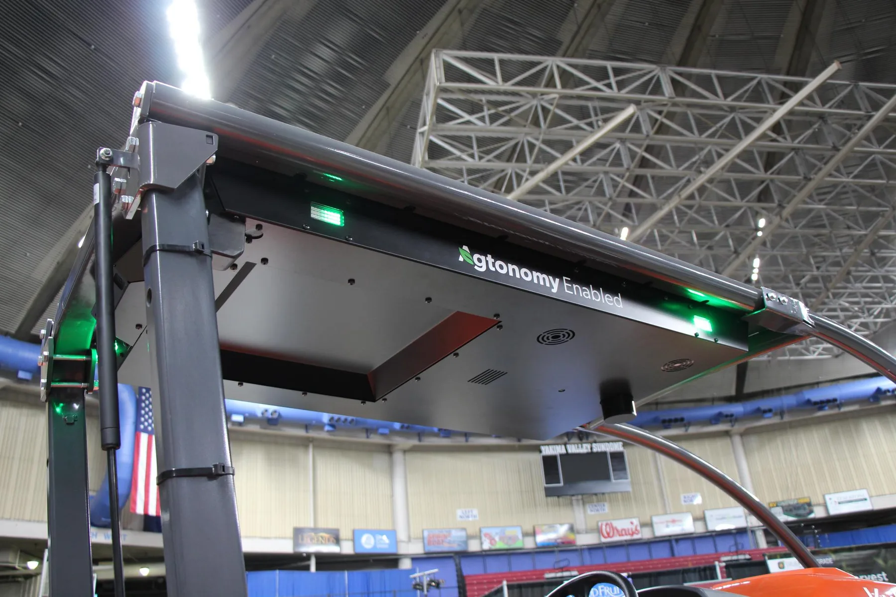 Modul Agtonomy Enabled montat pe cadrul superior al tractorului, în hală expozițională