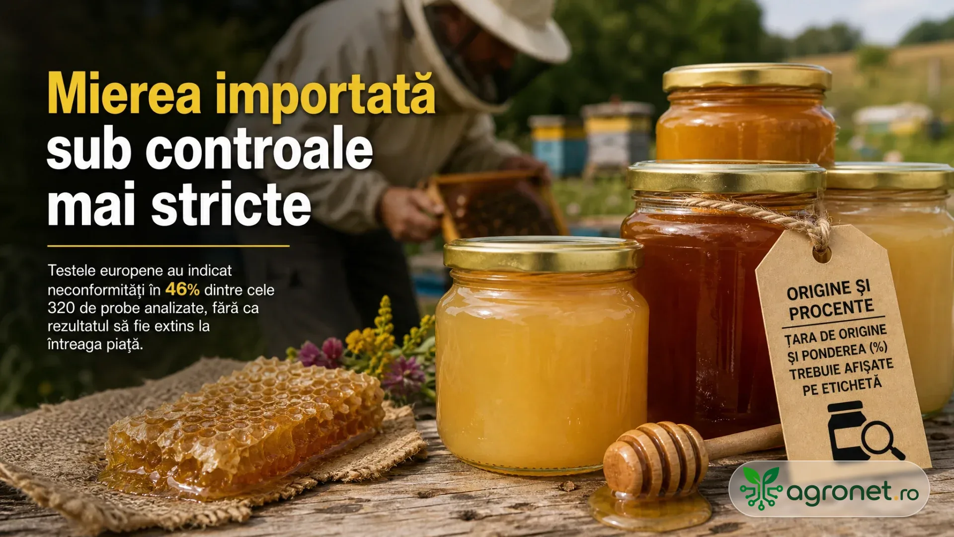 Borcane cu miere, fagure și linguriță pentru miere pe o masă, cu un apicultor lucrând la stupi în fundal.