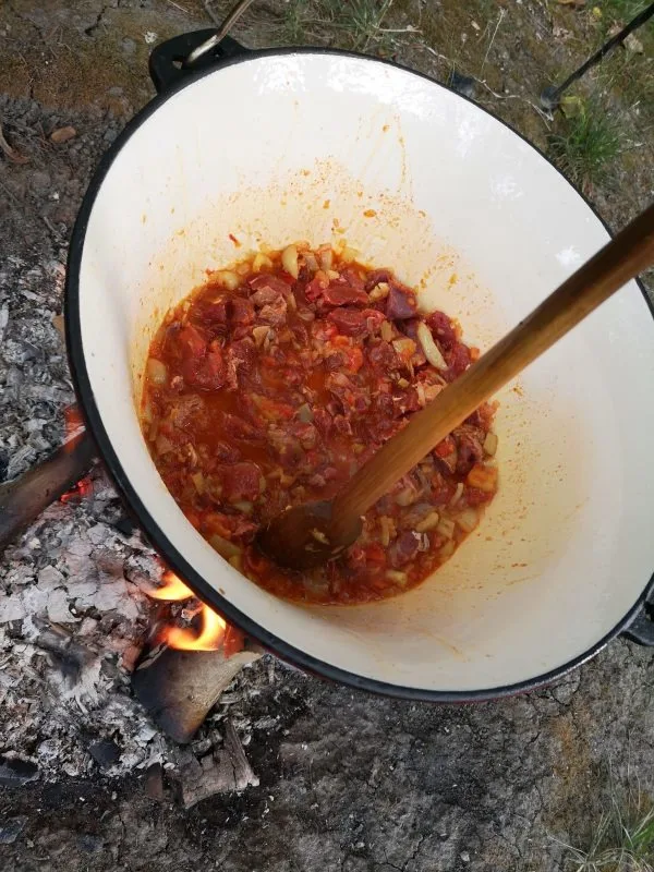 Amestec roșiatic cu slănină și ceapă în ceaun la foc