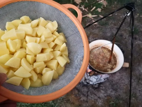 Cartofi tăiați în sită, pregătiți pentru ceaunul de pe jar