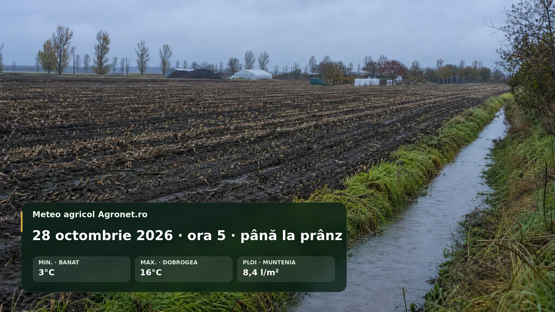 Utilaj agricol pe teren umed, sub cer noros de toamnă