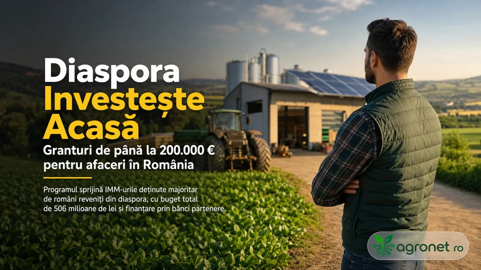 Bărbat văzut din spate, lângă un câmp cultivat, privind spre o fermă cu silozuri, panouri solare și tractor.