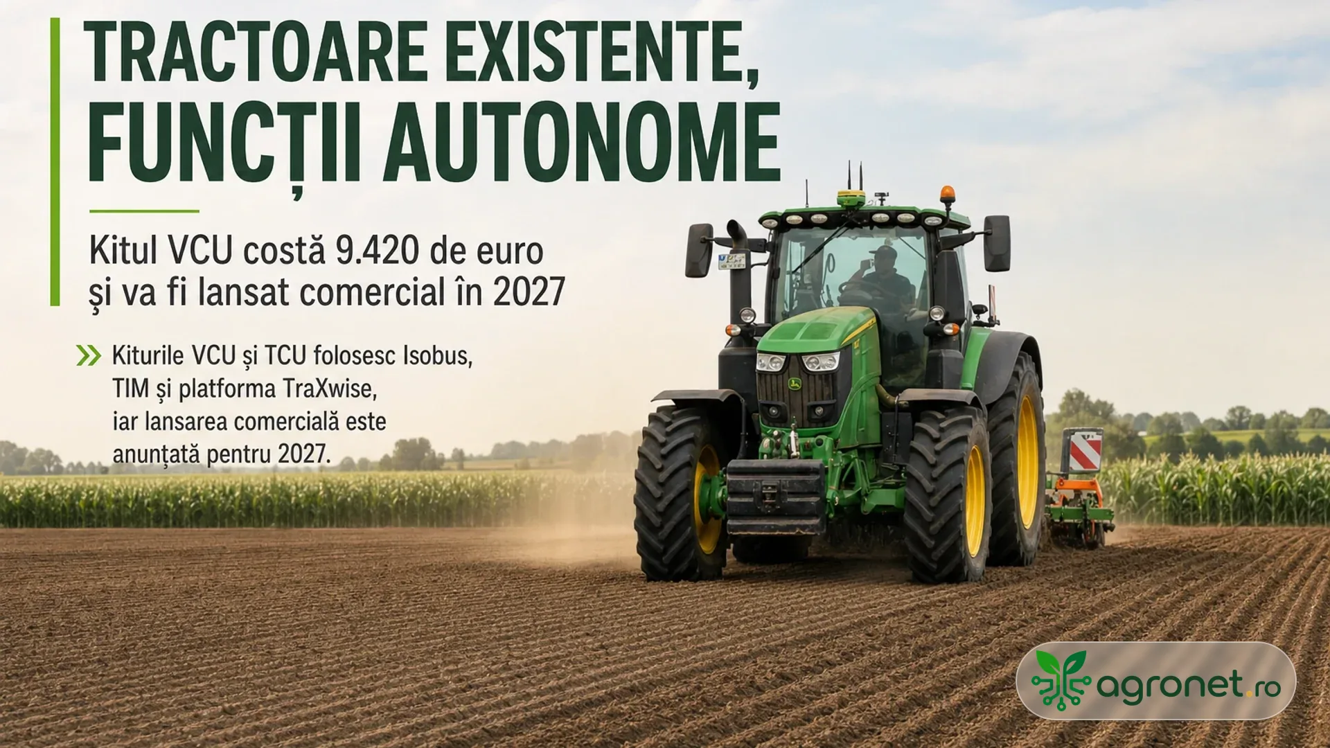 Tractor verde lucrează pe un câmp, cu un utilaj atașat în spate și praf ridicat pe sol.
