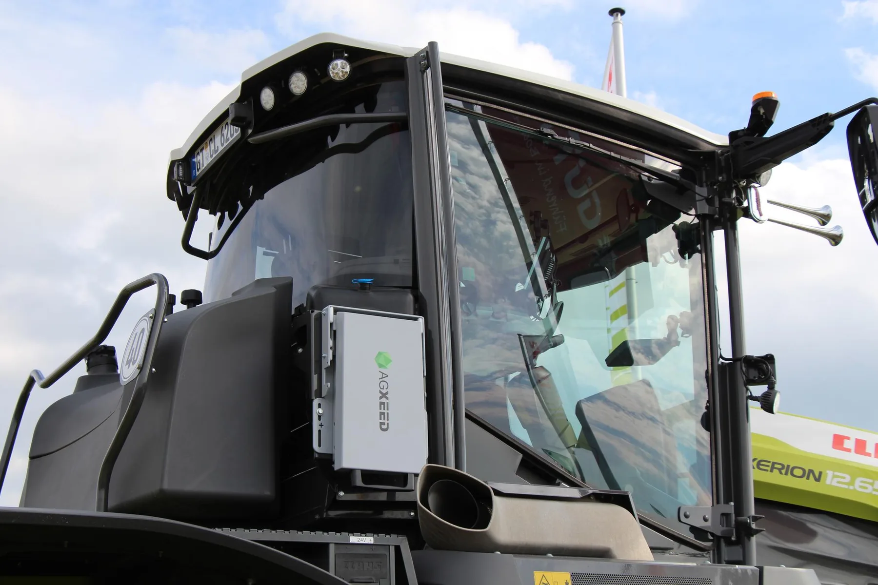 Modul AgXeed montat pe cabina unui tractor, lângă parbriz