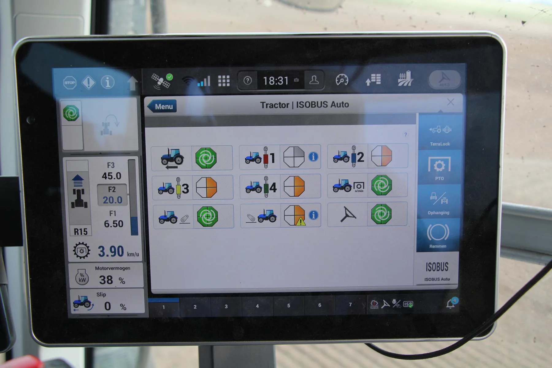 Terminal ISOBUS în cabină, afișând comenzi automate pentru tractor