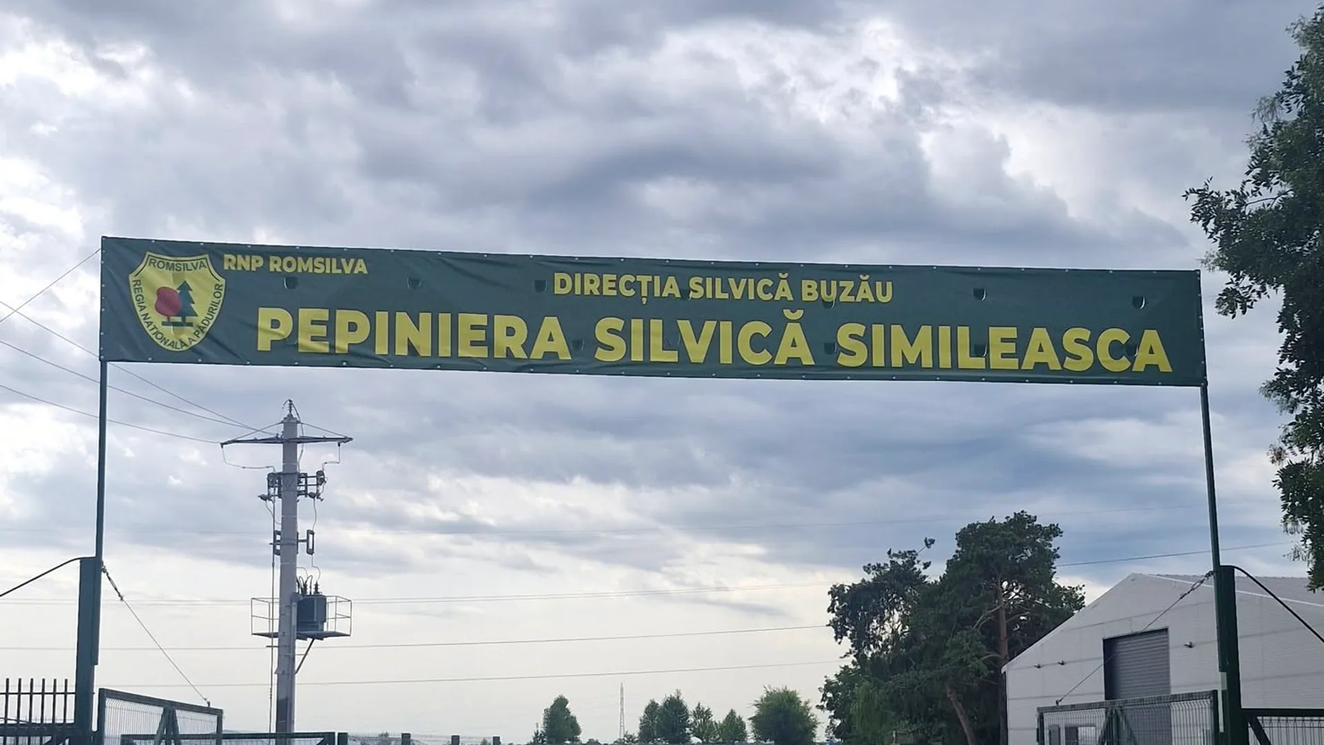 Panou de intrare la Pepiniera Silvică Simileasca, sub cer înnorat
