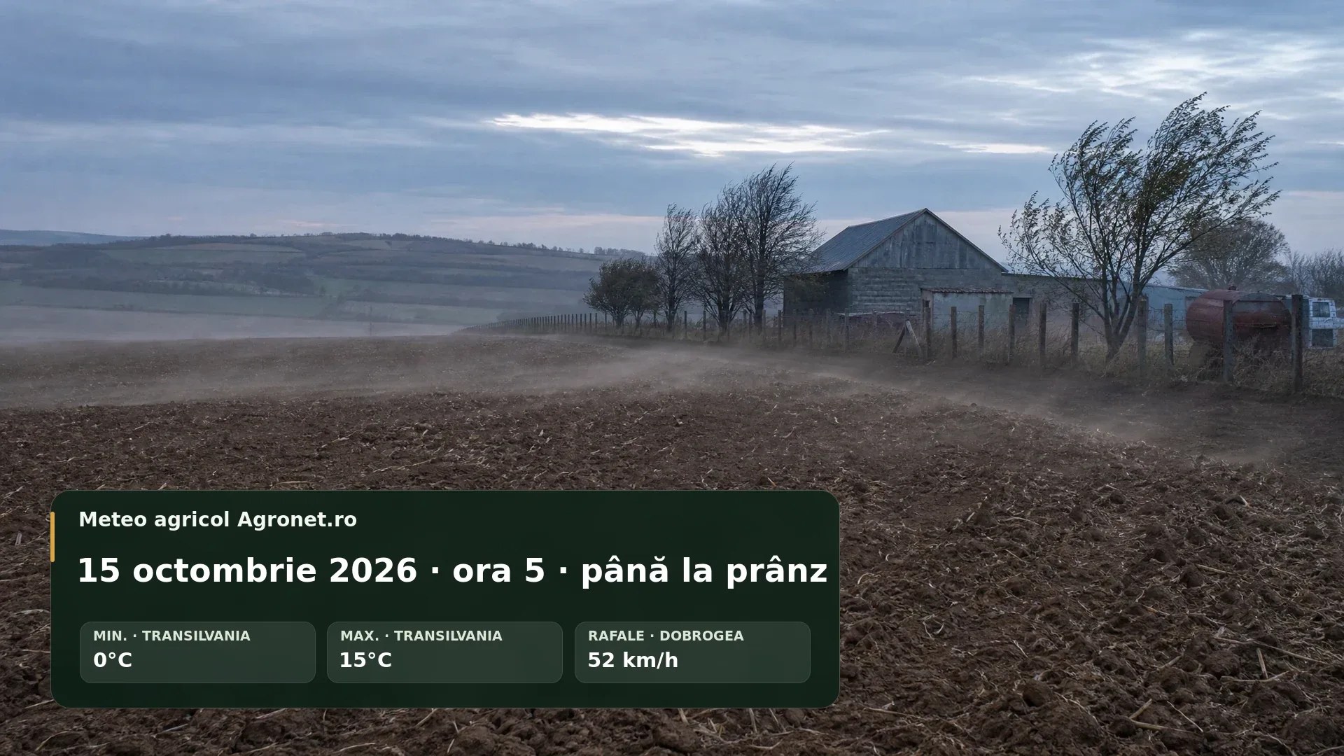 Utilaj agricol pe teren de toamnă, sub cer înnorat și vânt