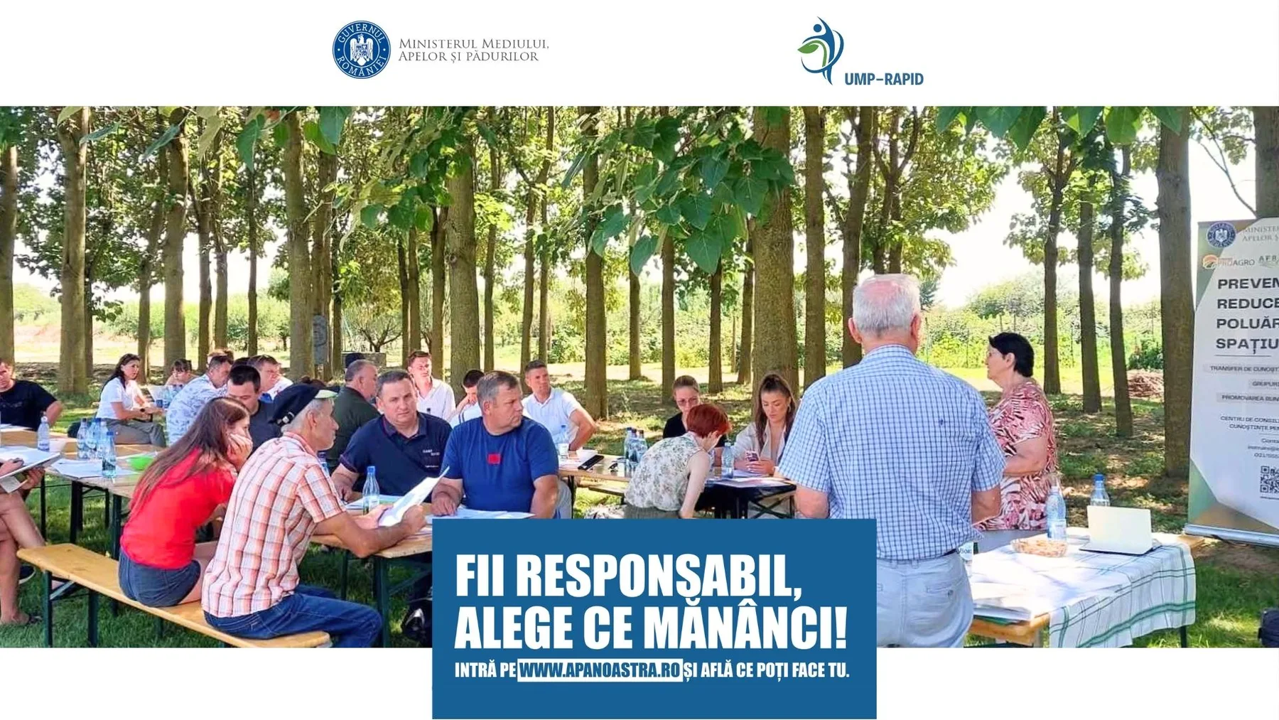 Întâlnire de instruire cu fermieri la mese, organizată în aer liber