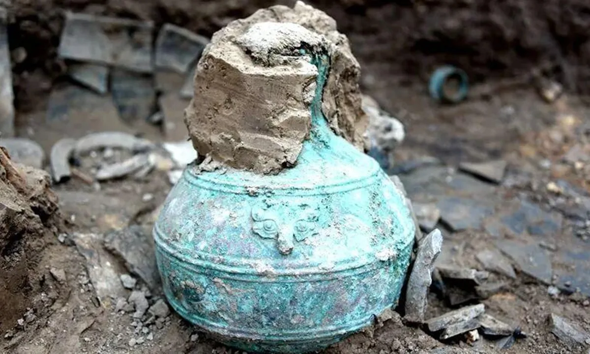 Vas de bronz antic, corodat, descoperit în sol arheologic