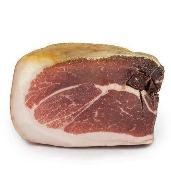 Bucată de șuncă maturată cu strat gros de grăsime