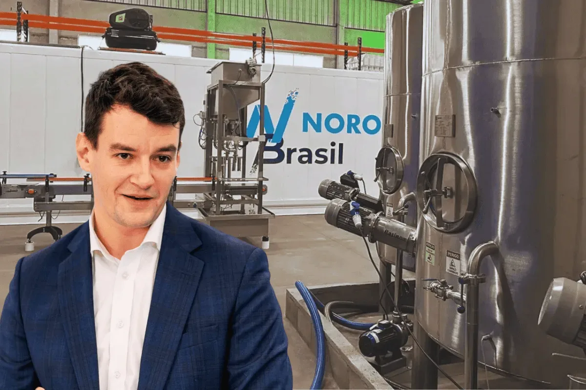 Bărbat în costum lângă rezervoare industriale și sigla Noro Brasil