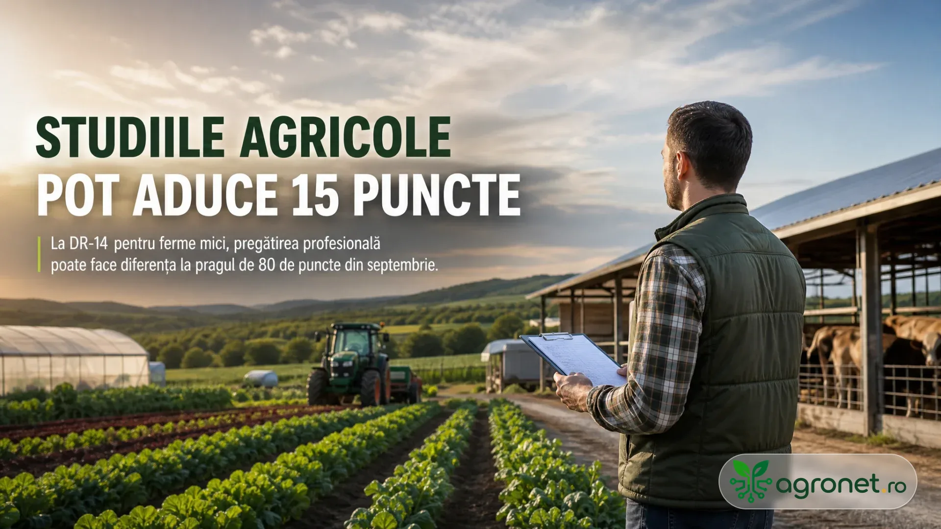 Bărbat cu clipboard într-o fermă mixtă, lângă rânduri de legume, tractor, seră și adăpost cu bovine.