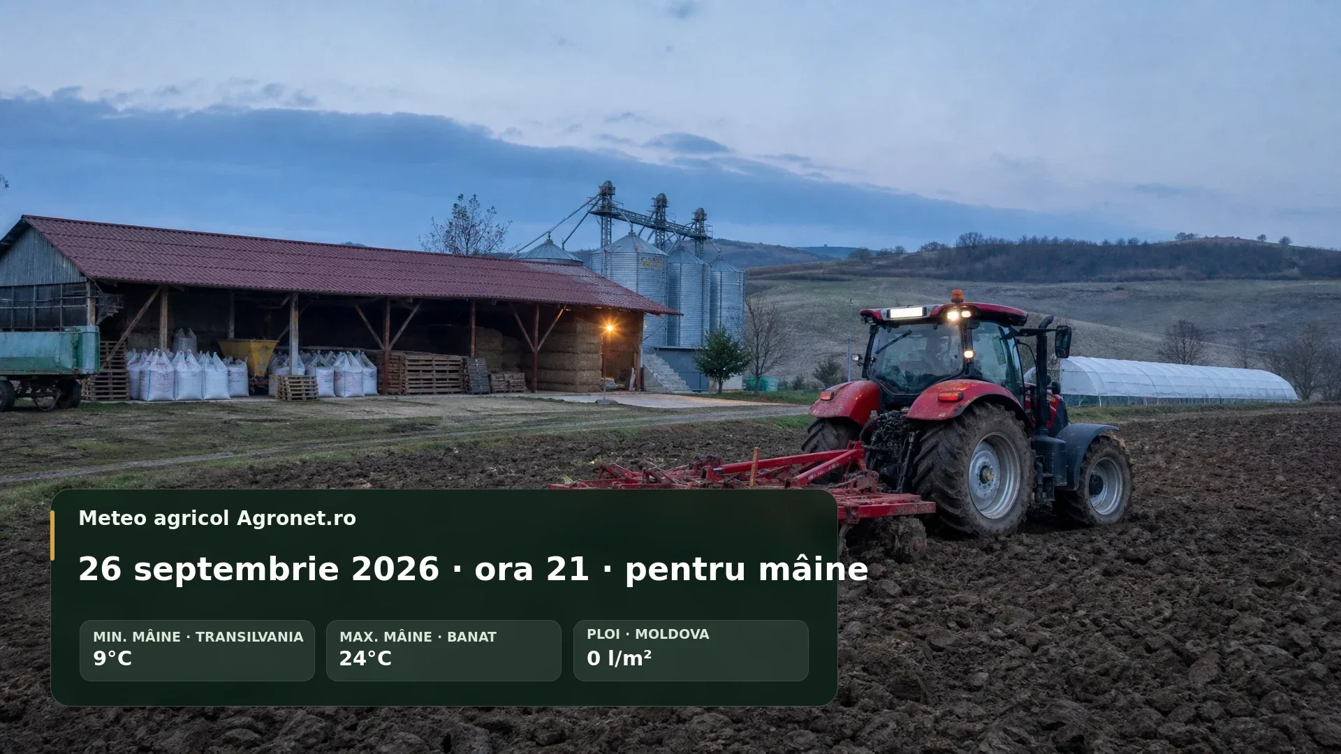 Utilaj agricol pregătit pentru lucrări de toamnă pe un câmp cu cer parțial noros