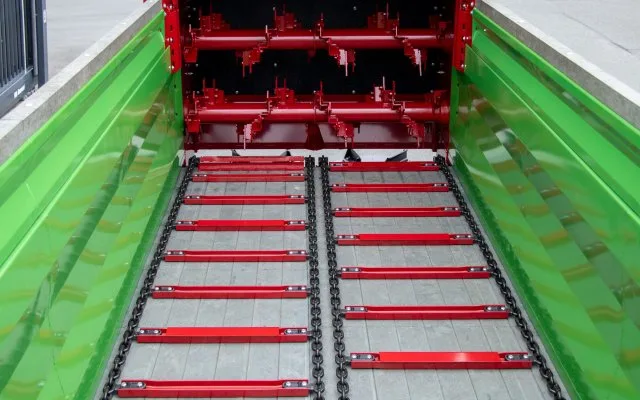 Podea din plastic și lanțuri transportoare în bena distribuitorului