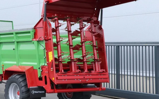 Distribuitor Strautmann verde și roșu, cu patru rotoare verticale la spate