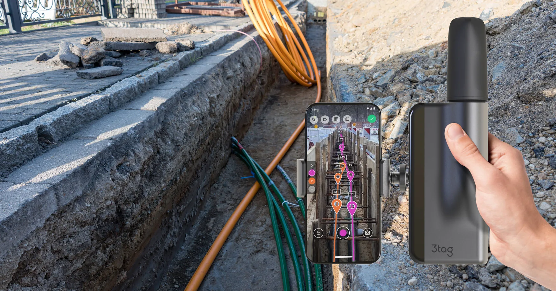 Dispozitiv portabil RTK folosit lângă un șanț cu conducte și cabluri