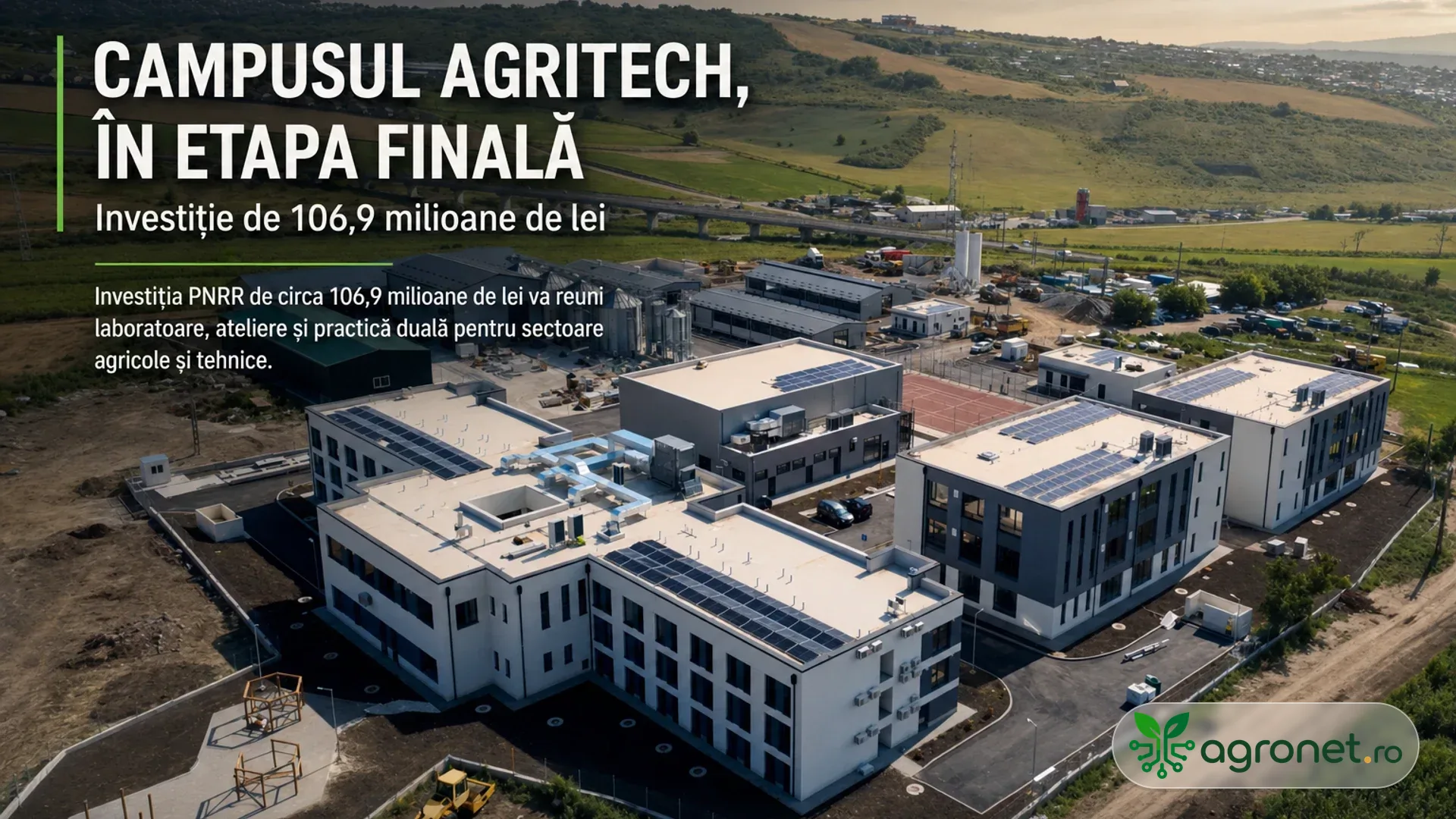 Vedere aeriană asupra unui complex educațional modern aflat într-o zonă rurală, cu clădiri albe și panouri solare pe acoperișuri.