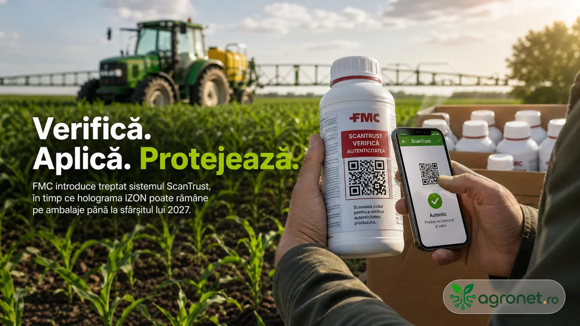 Fermier care scanează cu telefonul un cod QR de pe un recipient fitosanitar, lângă o cultură și un tractor cu pulverizator.
