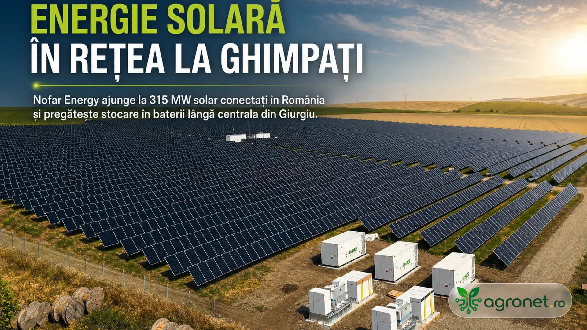 Vedere aeriană asupra unui parc fotovoltaic întins, cu rânduri de panouri solare, echipamente albe și drumuri de acces.