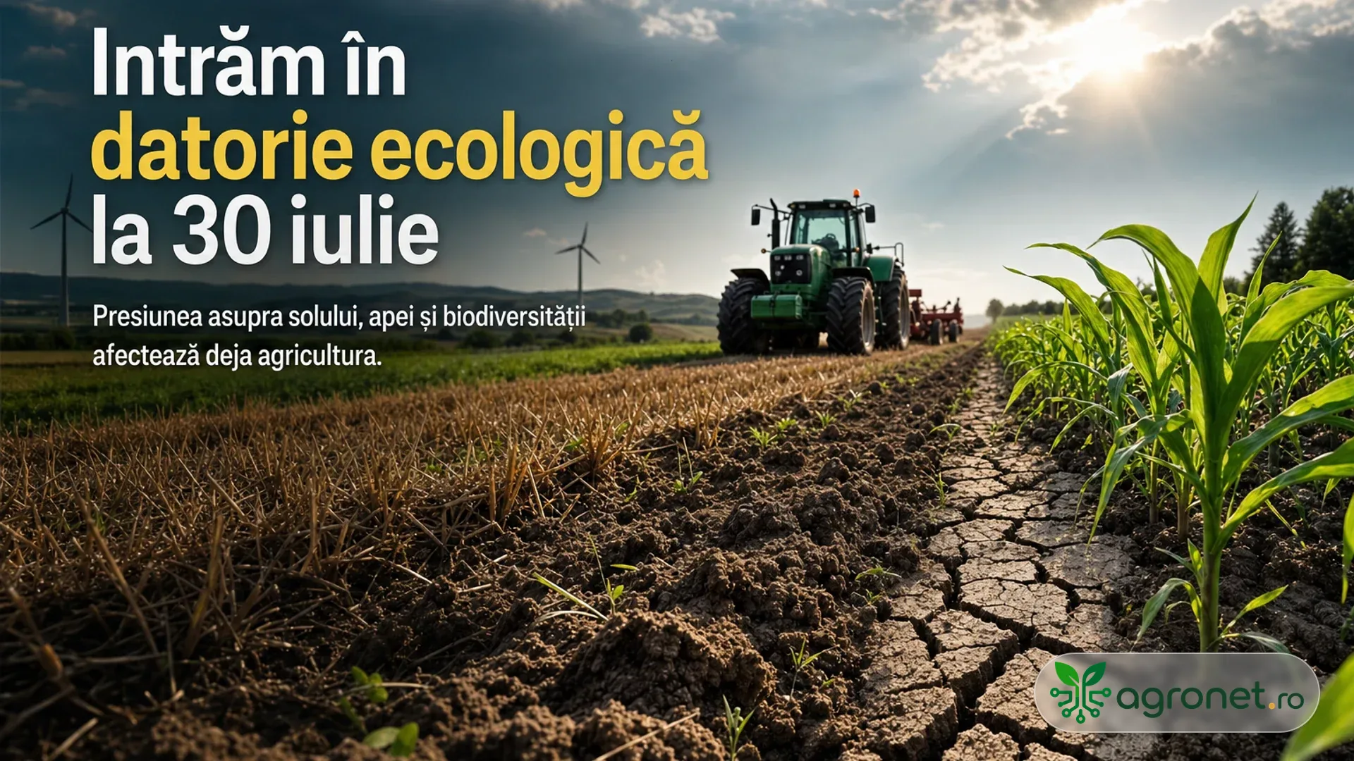 Tractor pe un câmp agricol cu sol crăpat și plante tinere, sub un cer înnorat cu raze de soare.