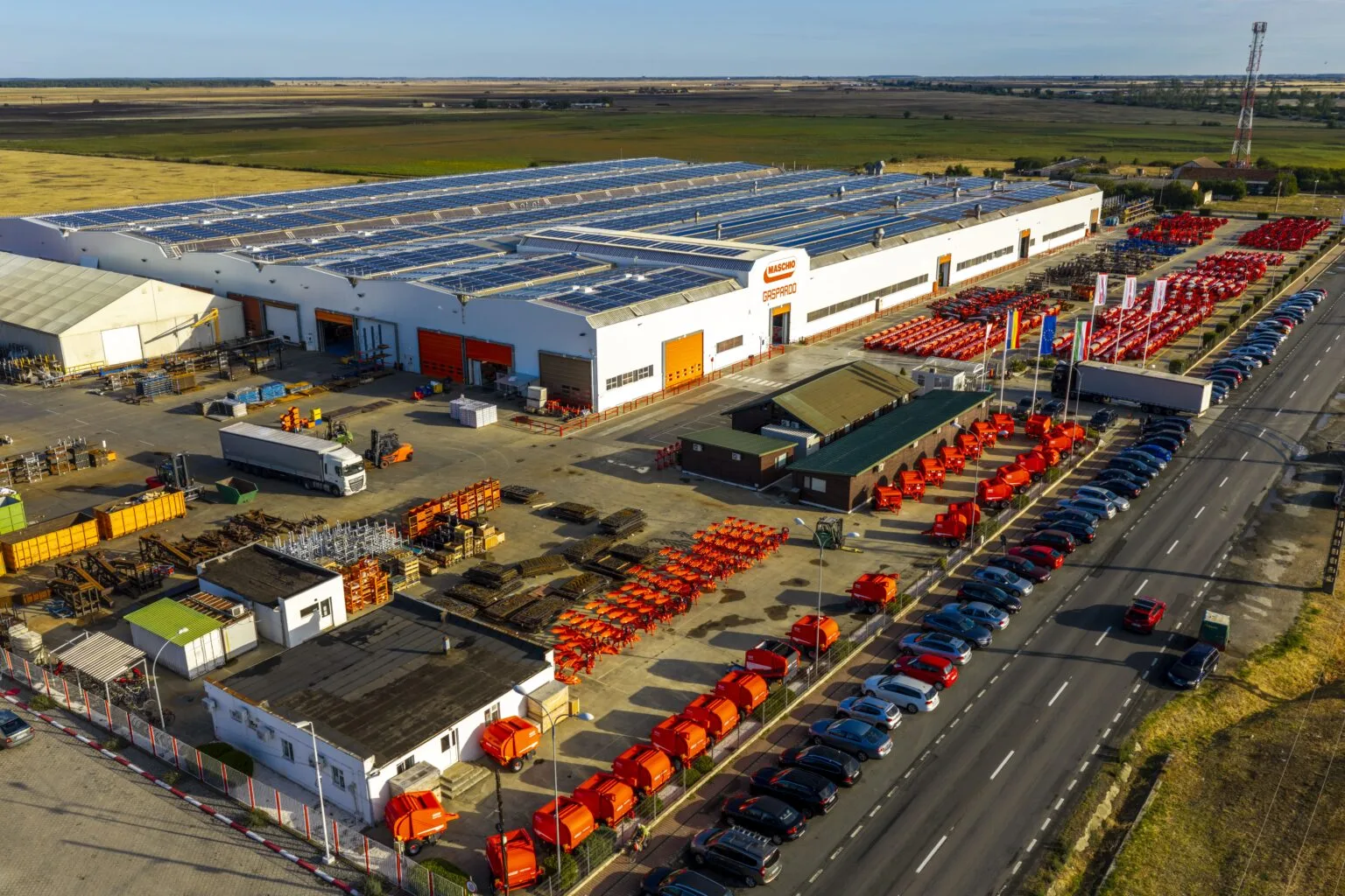 Fabrica Maschio Gaspardo, văzută aerian, cu utilaje agricole în curte
