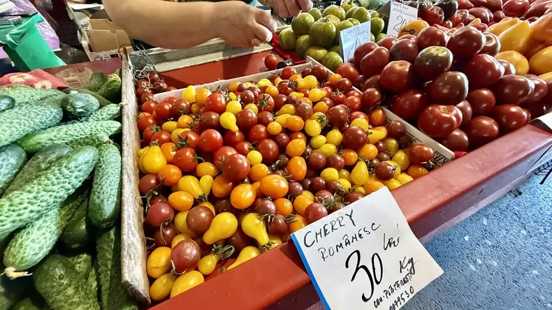 Tomate cherry multicolore și castraveți expuși la tarabă, preț 30 lei/kg
