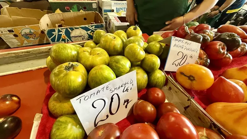 Tarabă cu tomate verzi și roșii, etichetate la 20 lei/kg