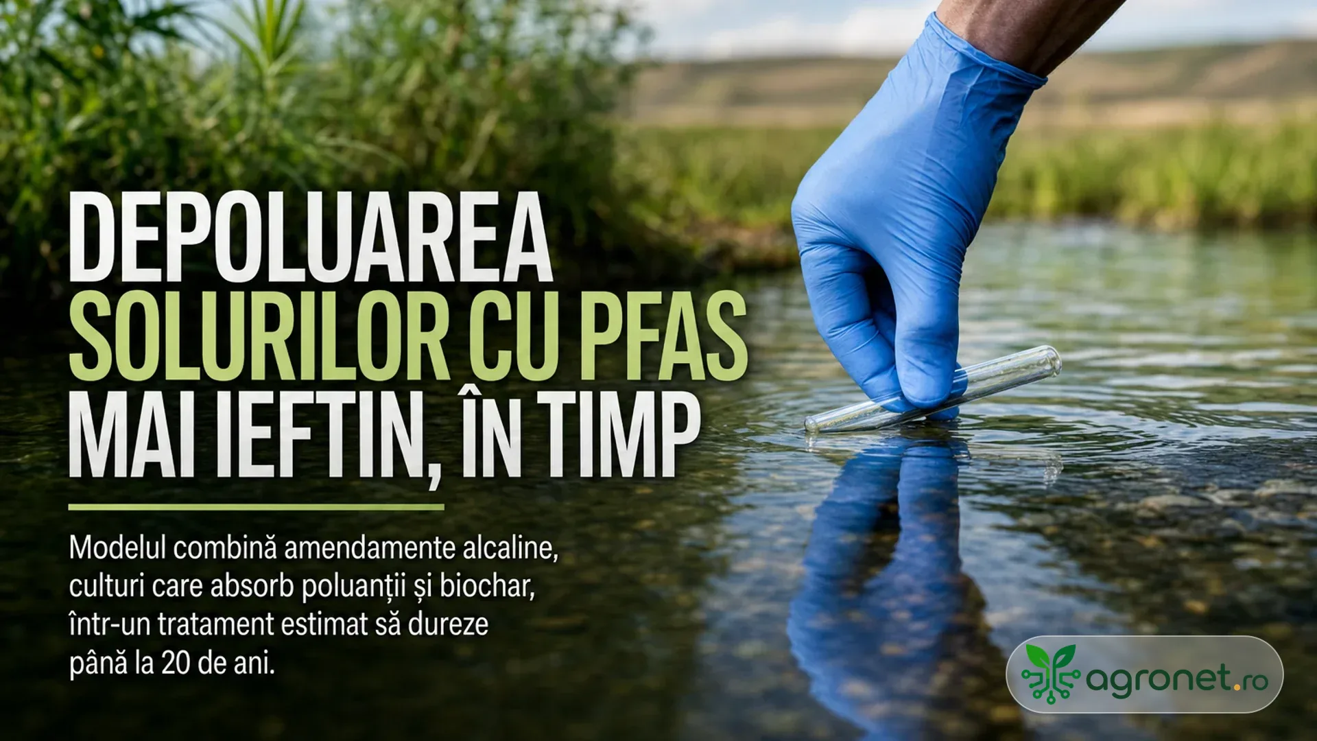 O mână cu mănușă albastră ține o eprubetă la suprafața apei, lângă vegetație de mal.