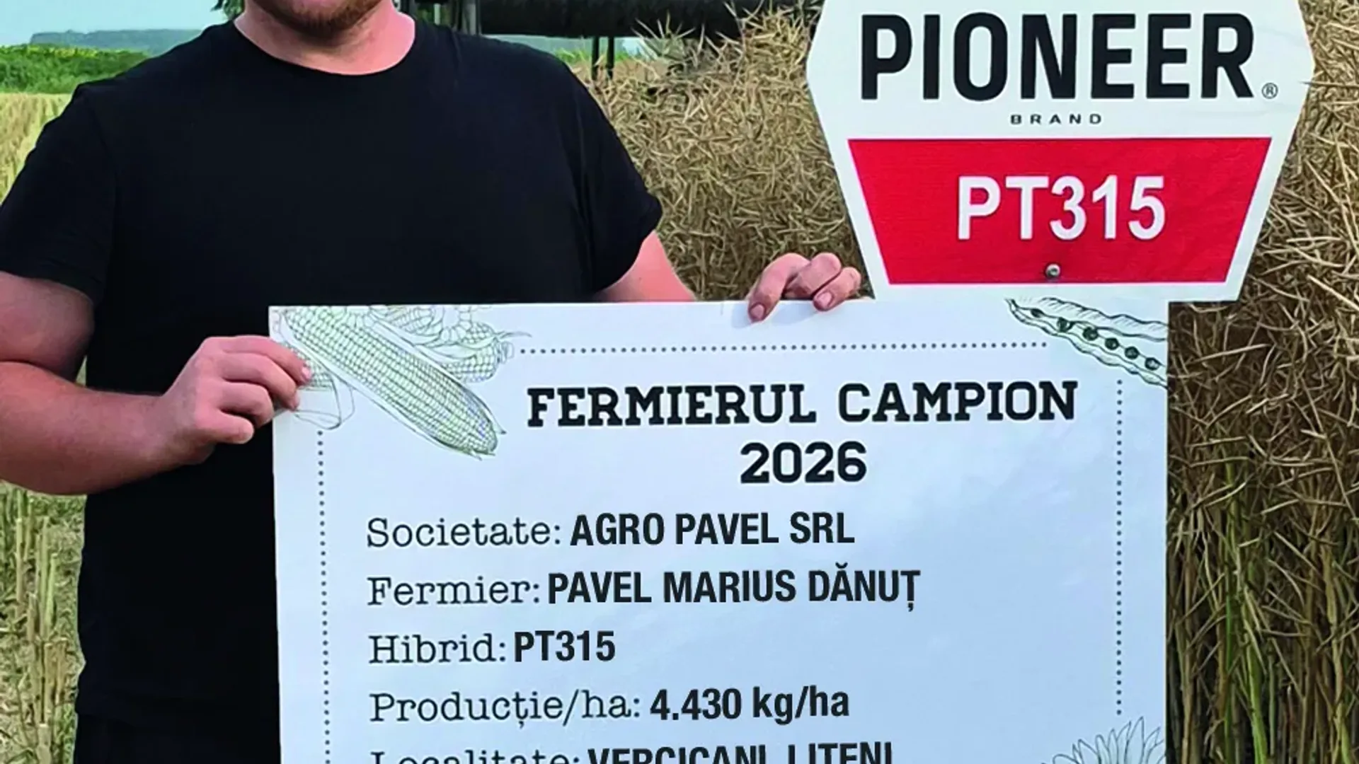 Fermier aflat într-un lan de rapiță, lângă o combină și un panou de prezentare pentru hibridul PT315.