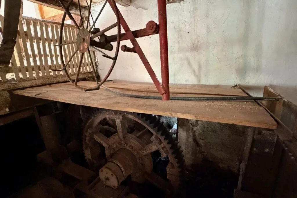 Mecanism vechi de moară, cu roți dințate și curele de transmisie