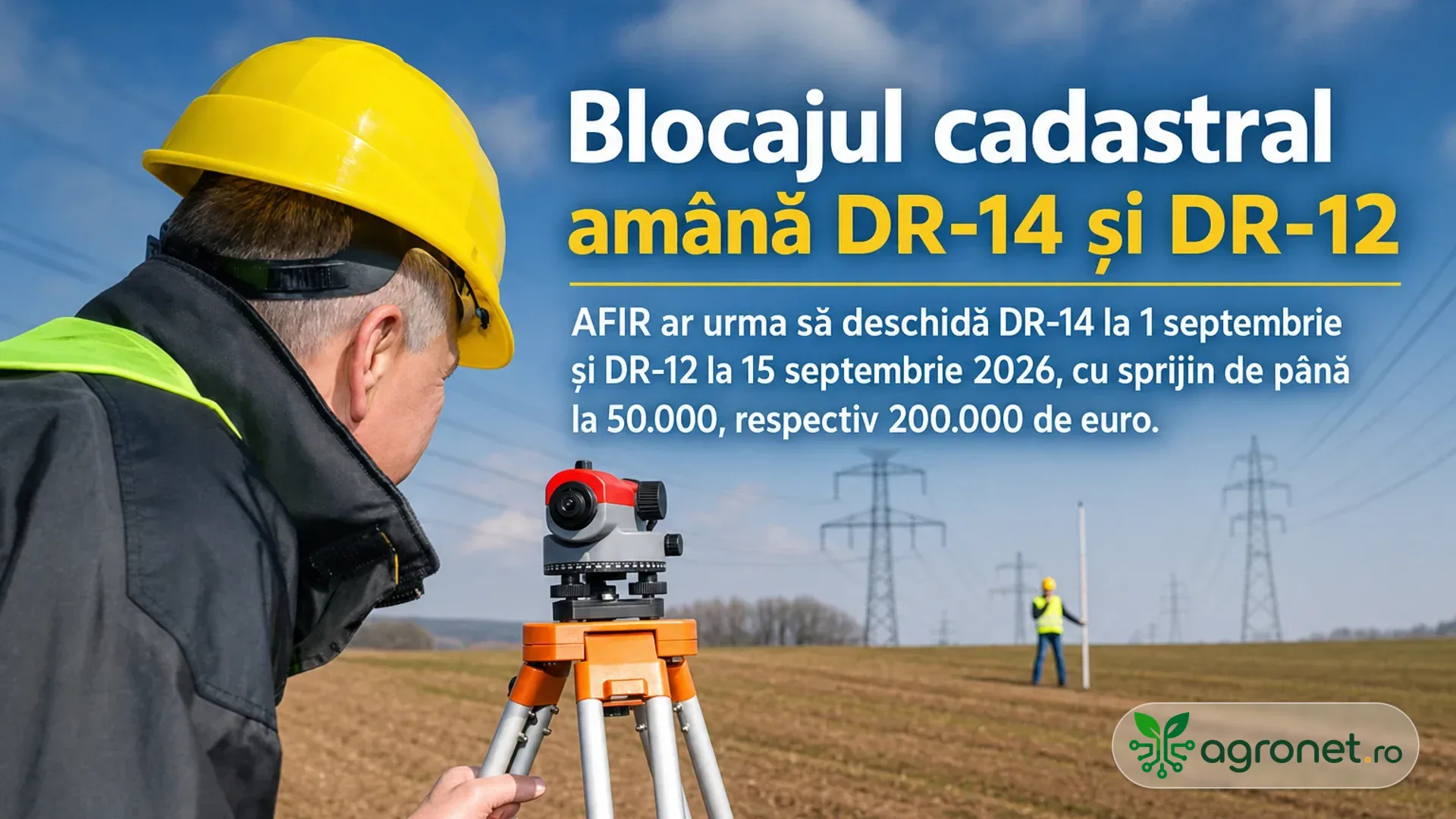 Topograf cu cască de protecție folosește un instrument de măsurare pe un teren agricol, cu stâlpi de electricitate în fundal.