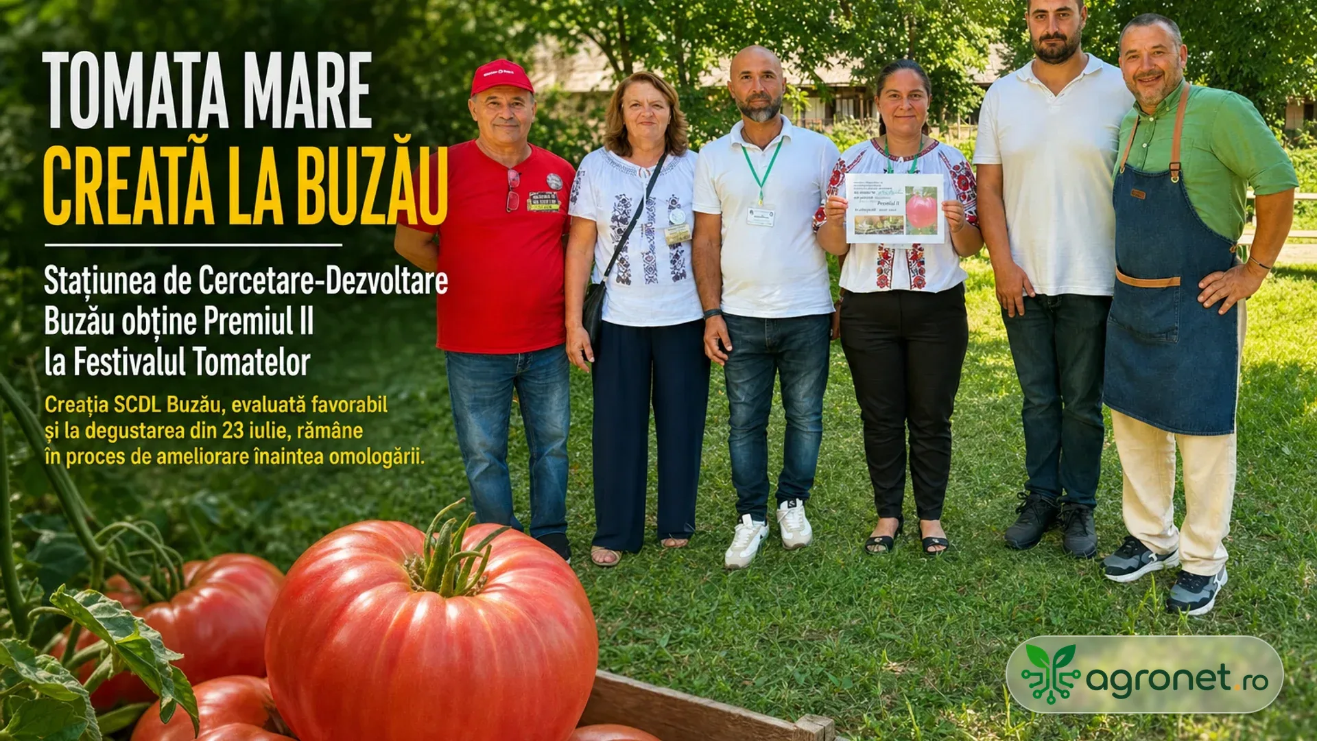 Șase persoane stau pe iarbă, lângă o ladă cu tomate mari roz-roșiatice, iar una dintre ele ține o diplomă.