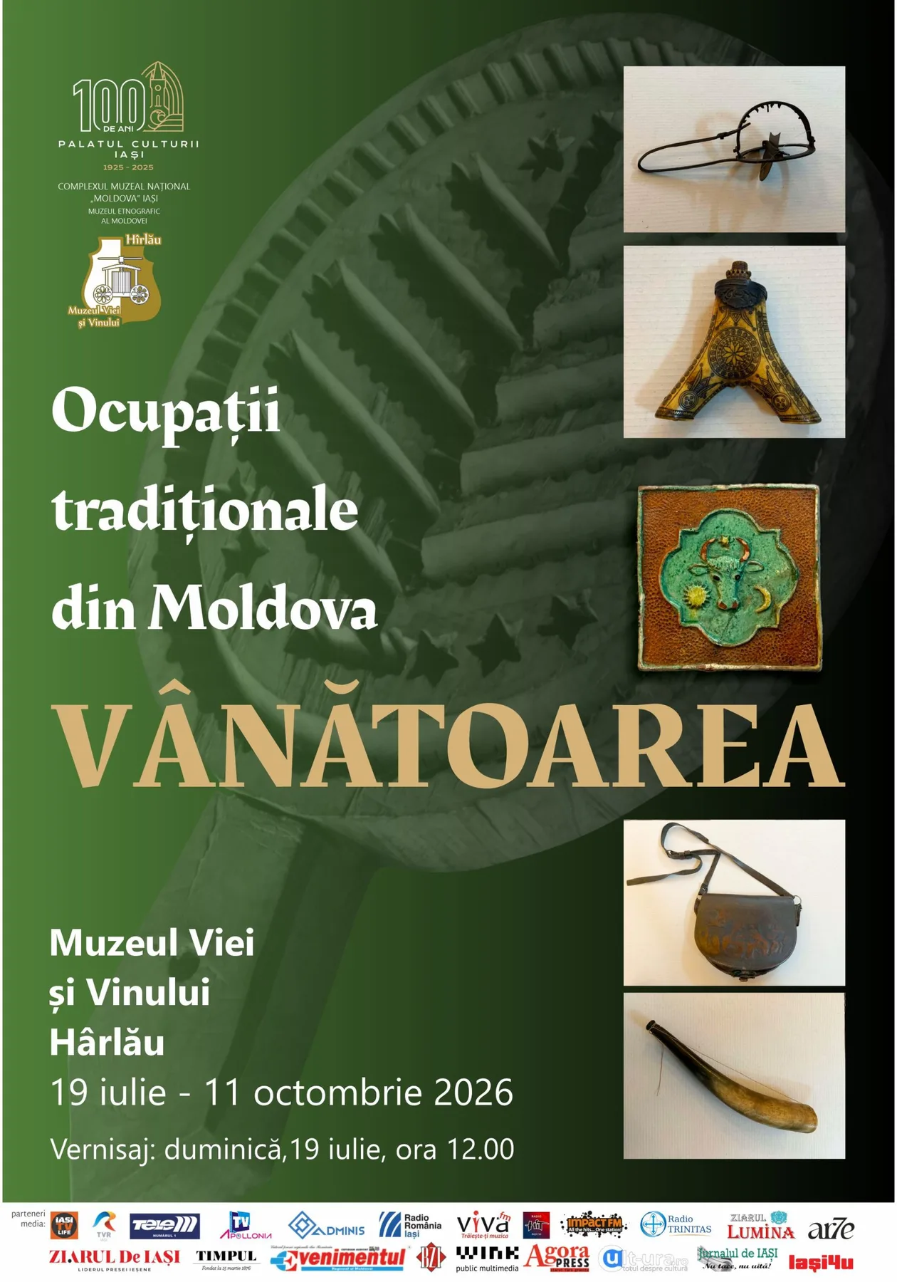 Afiș verde al expoziției „Vânătoarea”, cu obiecte tradiționale de vânătoare