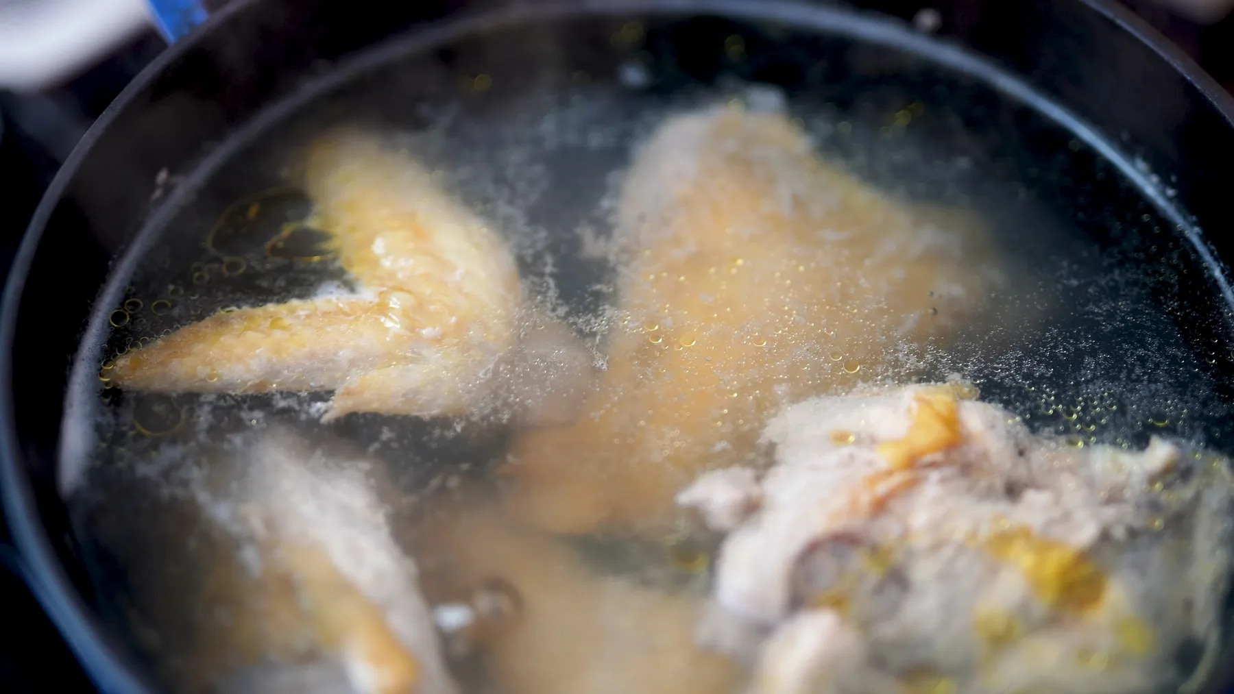 Carne de pui fierbe în oală, cu spumă la suprafață