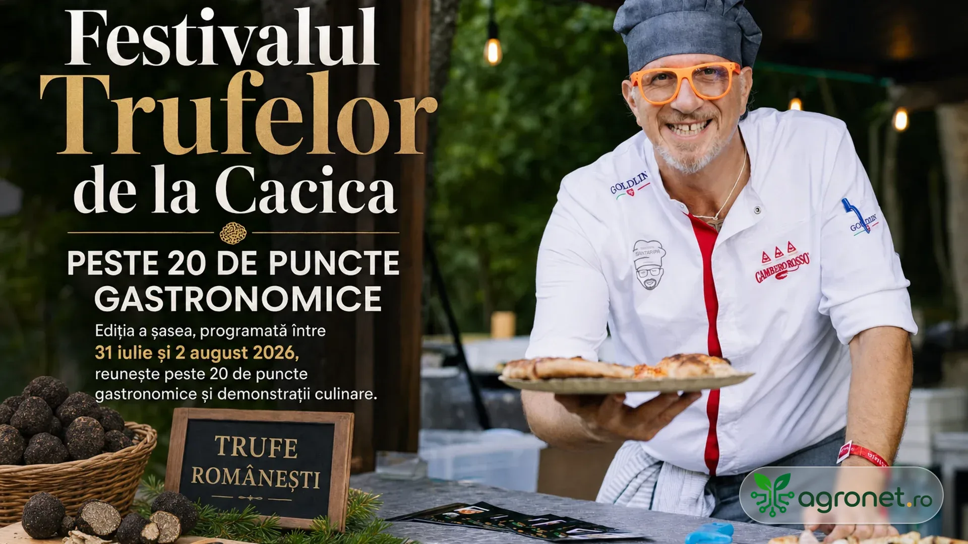 Bucătar zâmbind lângă un stand, cu un platou în mână și un coș cu trufe pe masă.