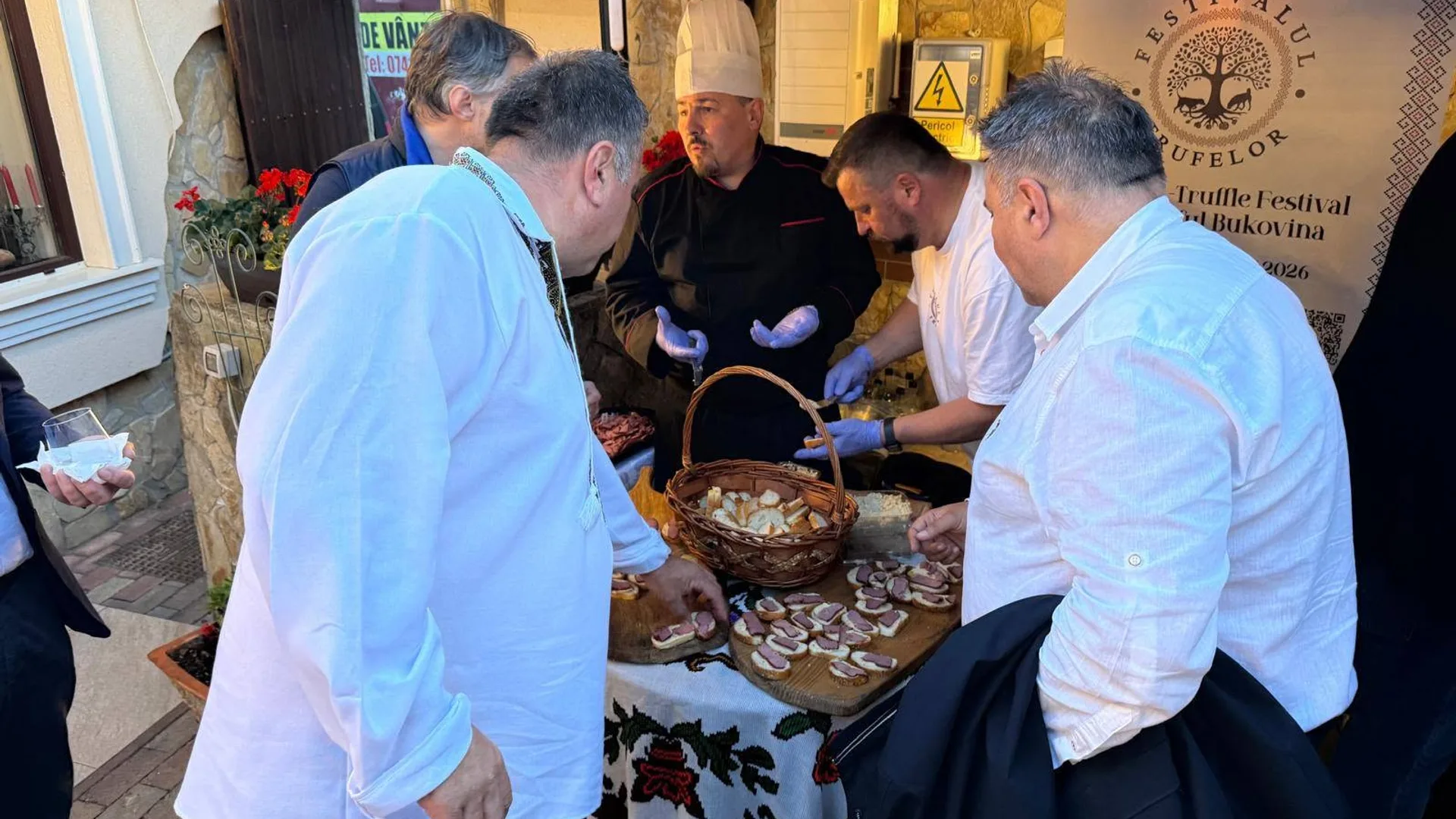 Bucătari servesc preparate la un stand al Festivalului Trufelor